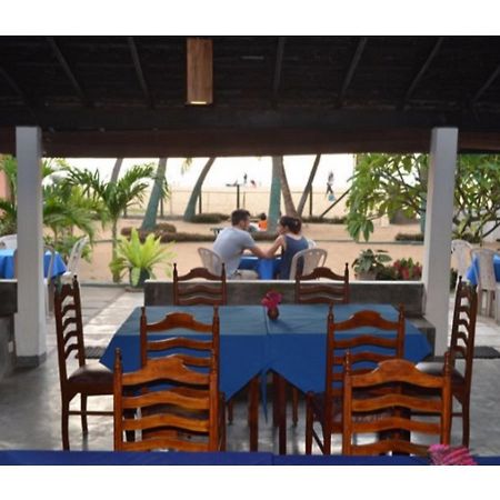 Star Beach Guest House Negombo Esterno foto