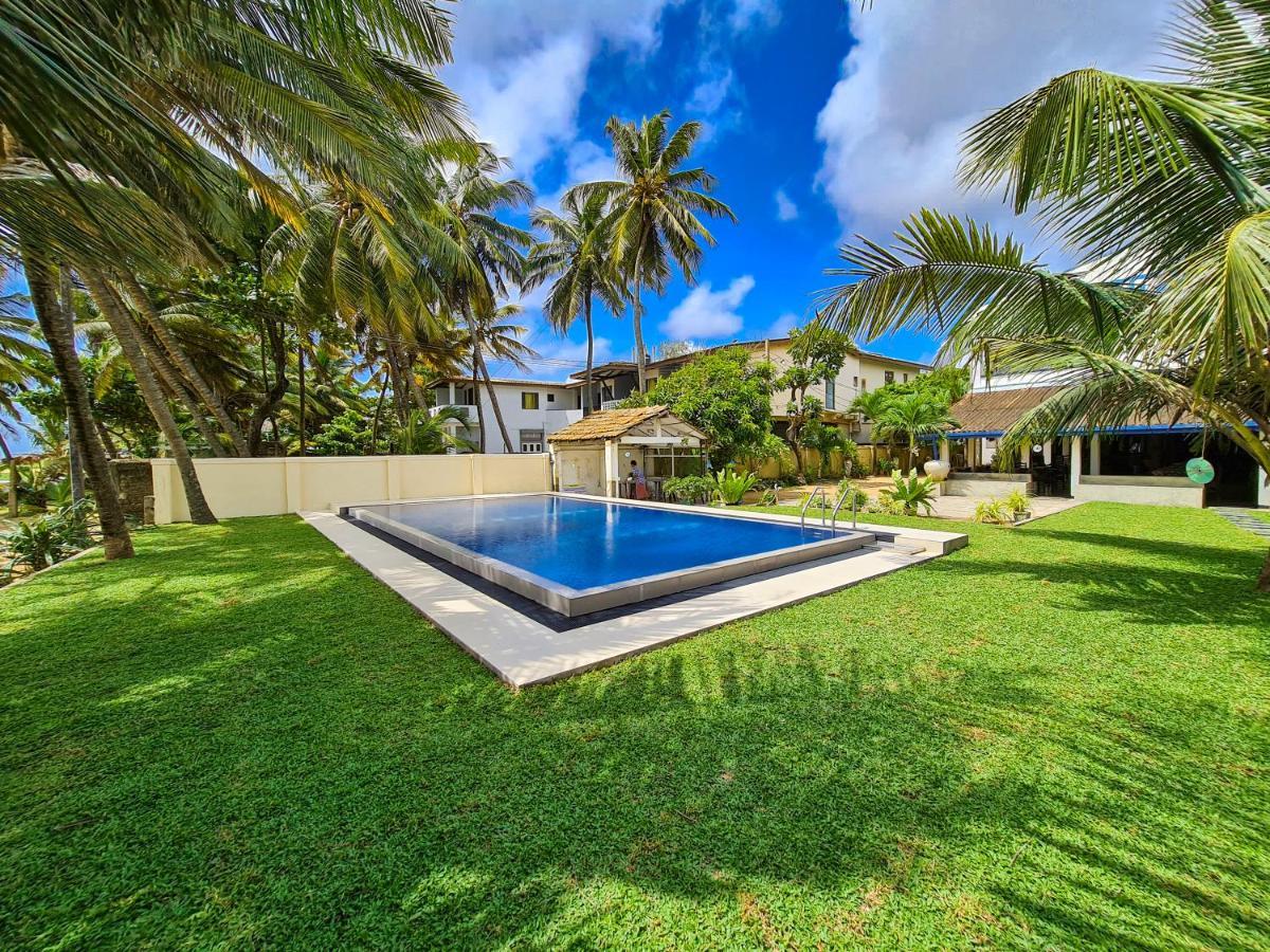 Star Beach Guest House Negombo Esterno foto
