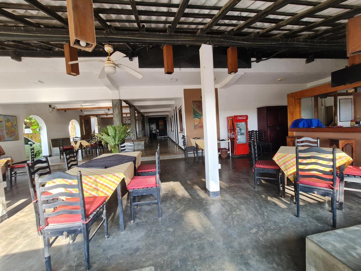 Star Beach Guest House Negombo Esterno foto
