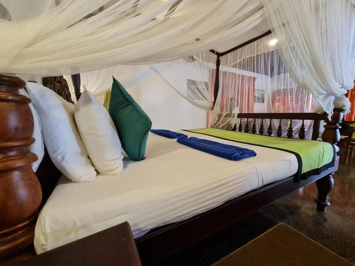 Star Beach Guest House Negombo Esterno foto