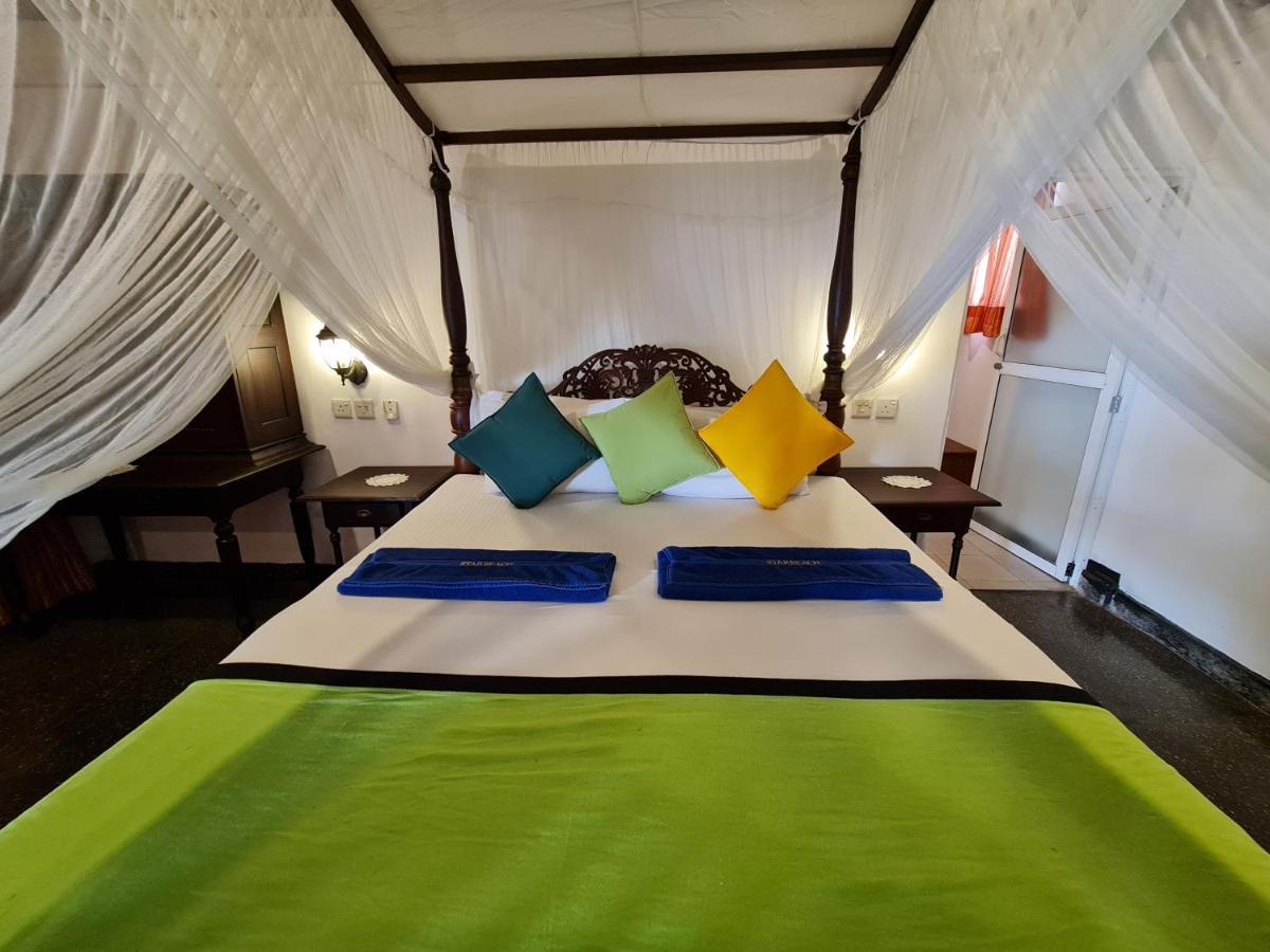 Star Beach Guest House Negombo Esterno foto