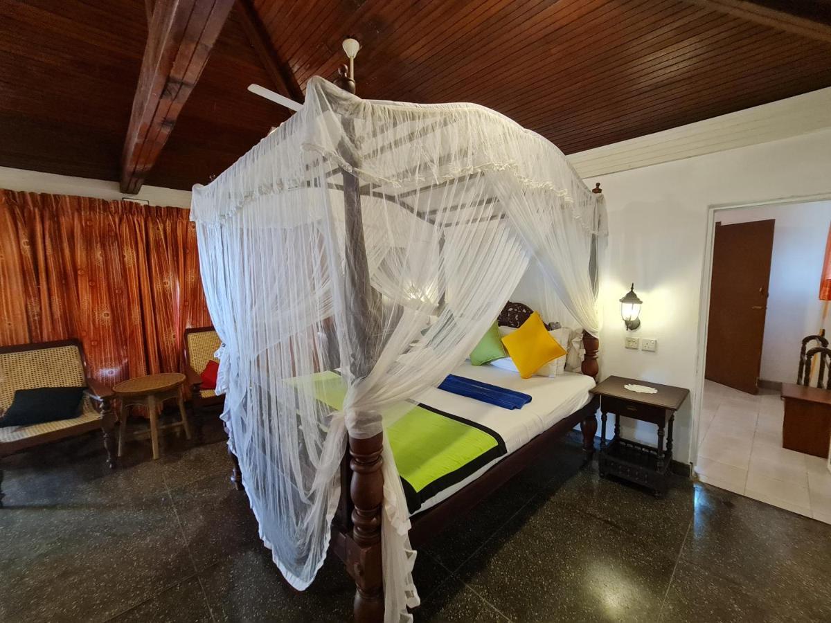 Star Beach Guest House Negombo Esterno foto