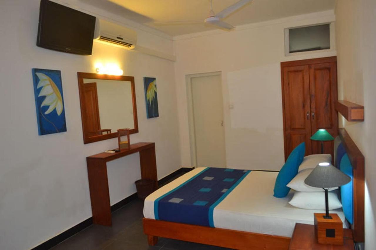 Star Beach Guest House Negombo Esterno foto