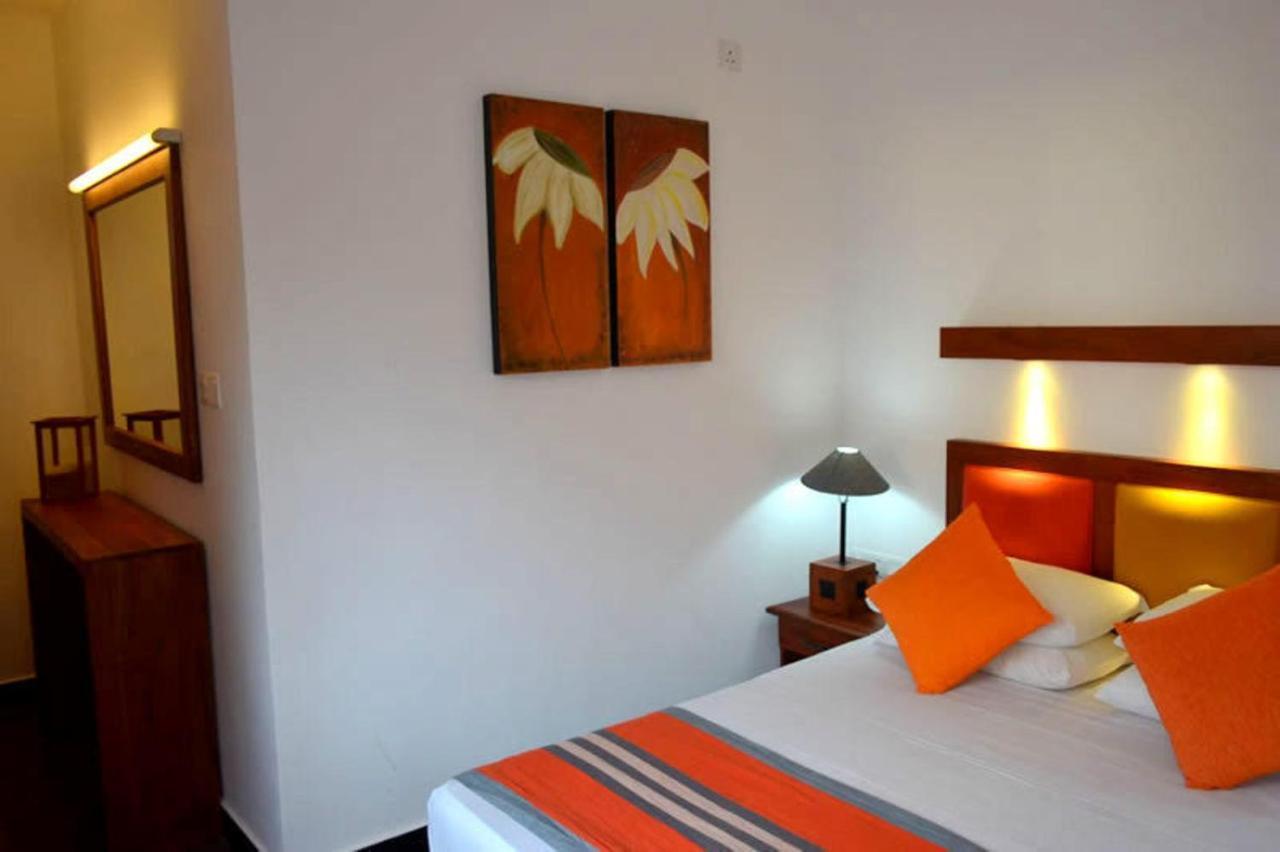 Star Beach Guest House Negombo Esterno foto