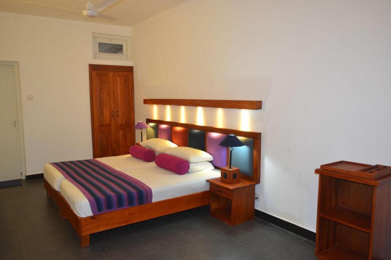 Star Beach Guest House Negombo Esterno foto