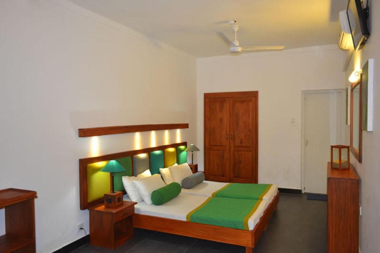 Star Beach Guest House Negombo Esterno foto