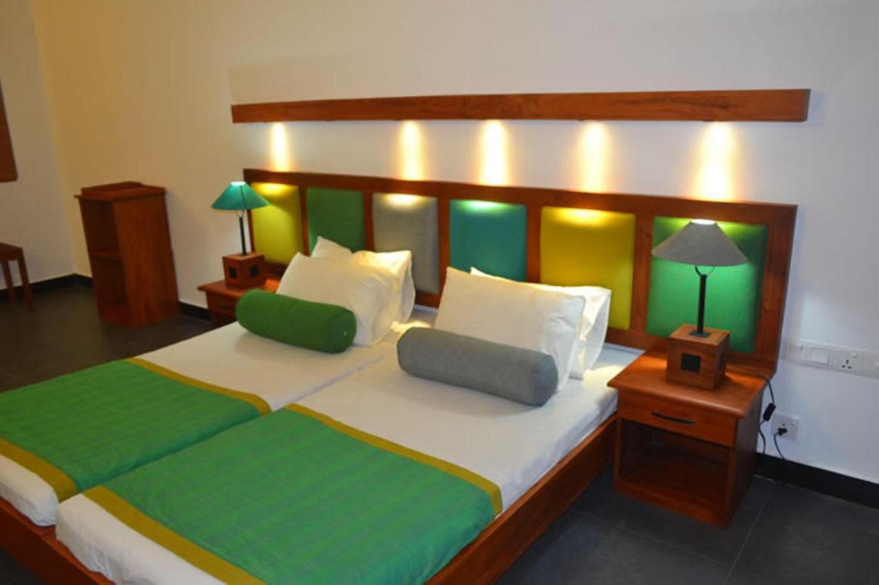 Star Beach Guest House Negombo Esterno foto